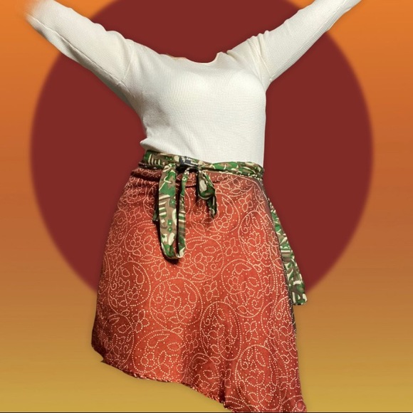 Reversible wrap skirt with an amazing print - Picture 3 of 4